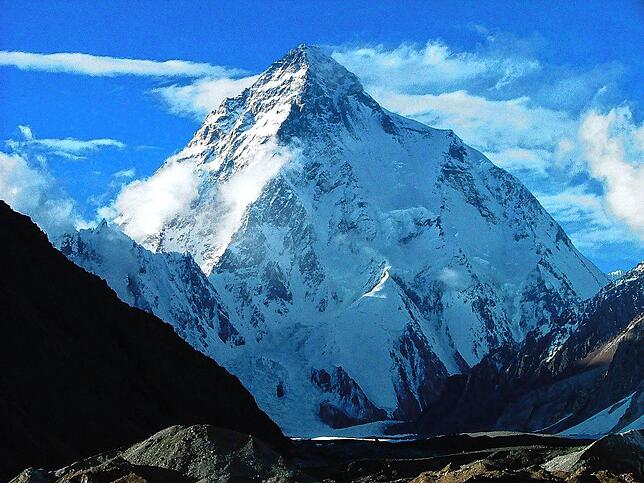 Der schroff aufragende K2 (8611 Meter hoch) im Karakorum-Gebirge im Kaschmir. Er gilt wegen seiner steilen Wände als schwierigster ...