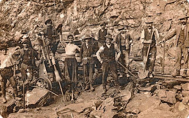 Das Bild zeigt eine Gruppe von Arbeitern beim Bau des Kraftwerks in Laufenburg um das Jahr 1910.