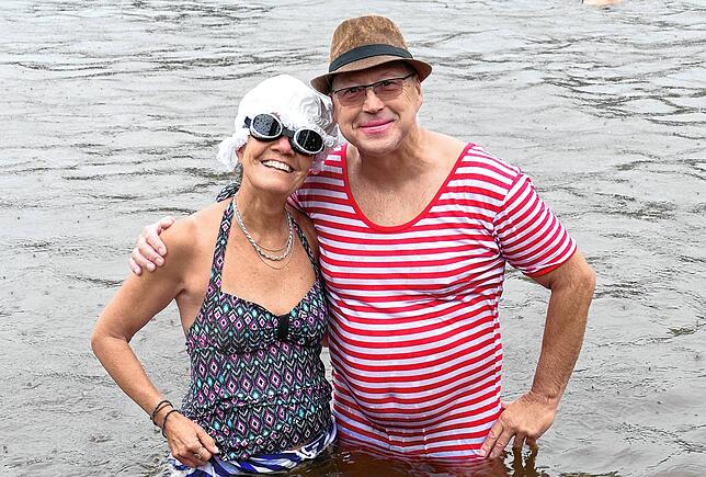Weder Regen noch kaltes Wasser können Sabine Koch und Ronald Richter die gute Laune verderben.