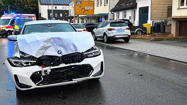 Bild 1: BMW prallt auf Seat: Unfall in der Schwenninger Neckarstraße
