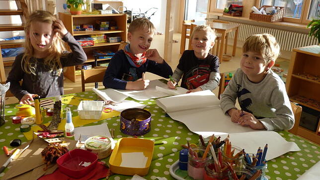 Im Kindergarten wird der Nachwuchs auf Wunsch den ganzen Tag von qualifizierten Erziehern betreut. Das entlastet berufstätige Eltern ...