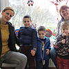 Sie freuen sich über den gewonnen Platz durch den Anbau an den Kindergarten in Bodman (von links): Leiterin Melanie Schulz-Schulze, ...