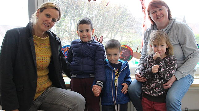 Sie freuen sich über den gewonnen Platz durch den Anbau an den Kindergarten in Bodman (von links): Leiterin Melanie Schulz-Schulze, ...
