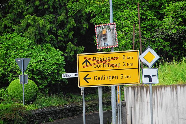 Die Straße von Randegg nach Dörflingen (Schweiz) ist an der Grenze dicht. Die Büsinger dürfen sie aber tagsüber passieren, um in ihren ...