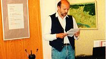 1996: Jörg Rinninsland bei der Eröffnung der Jungen Galerie am Hegau-Jugendwerk in Gailingen. Die erste Ausstellung zeigte damals ...