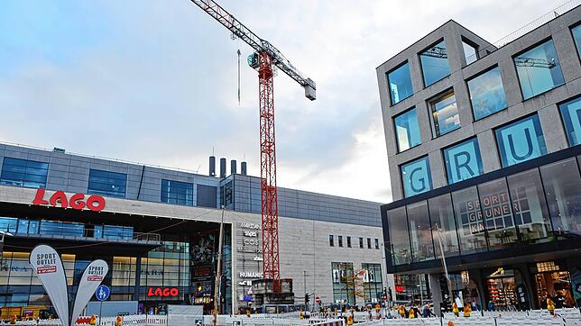 Vor dem Lago steht immer noch ein Kran. Für die Baustelle am Bahnhofplatz wird er nicht benötigt. Wozu dann?