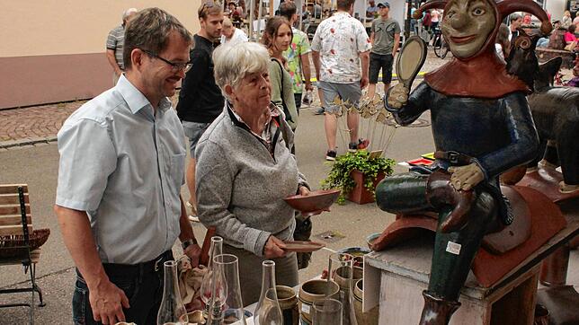 Beim 32. Hüfinger Töpfermarkt bieten fünfzig Keramiker und Keramikerinnen wieder ein abwechslungsreiches Sortiment an. Viele Besucher ...