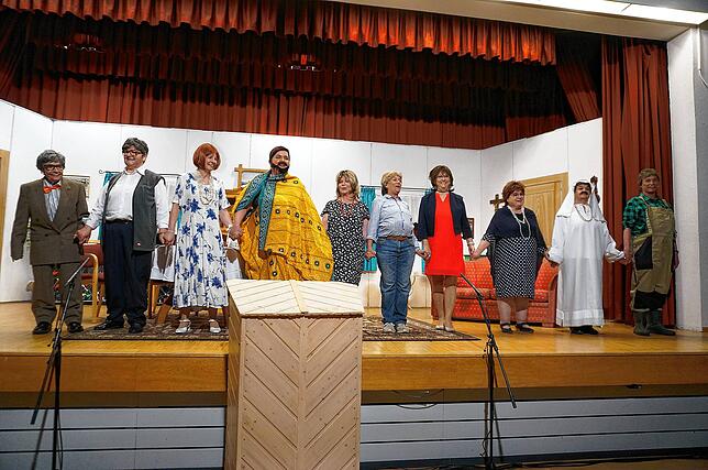Bild 1: Die Premiere von „Der ledige Bauplatz“ – Ein vergnüglicher Theaterabend in Tiengen