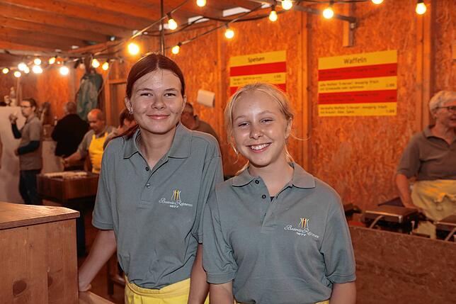 Bild 1: Ein Prosit der Gemütlichkeit! Fotos vom zweiten Abend beim Reichenauer Weinfest 2025