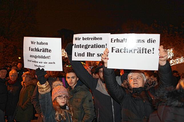 Viele hundert Menschen gingen im Winter auf die Konstanzer Straßen und demonstrierten gegen die Abschiebung Lukmann lawalls.
