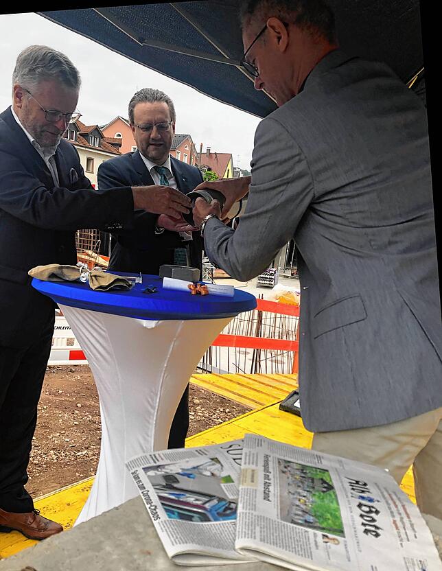 Für die Nachwelt: Ins Fundament der Gebäudes kommen unter anderem eine Ausgabe des SÜDKURIER und des Alb-Bote. Von links: Klaus-Dieter ...