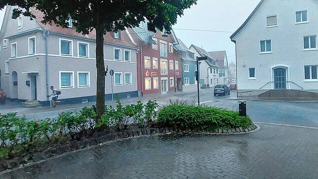 Auch über Donaueschingen zieht am Mittwochvormittag ein kurzer, heftiger Gewittersturm. Das Bild zeigt die Situation vor der ...
