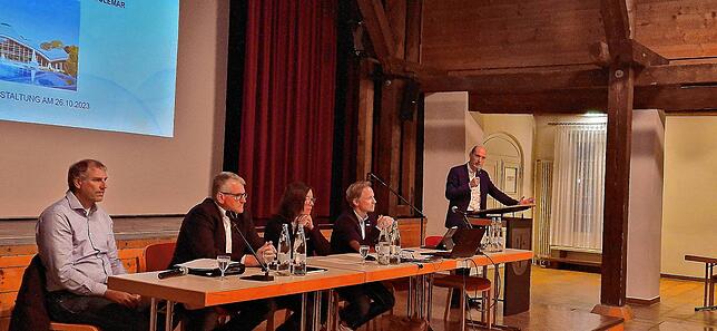 Beim Informationsabend sitzen im Podium (von links) Ingenieur Thomas Pickel vom Büro L & P, Ingenieur Jörg Kazmaier vom Büro Schlaich, ...