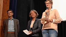 Die Veranstalter des Abends in der Stadthalle (von links): Bürgermeister Georg Riedmann, Evmarie Becker von Uhldingen-Mühlhofen Zero und ...