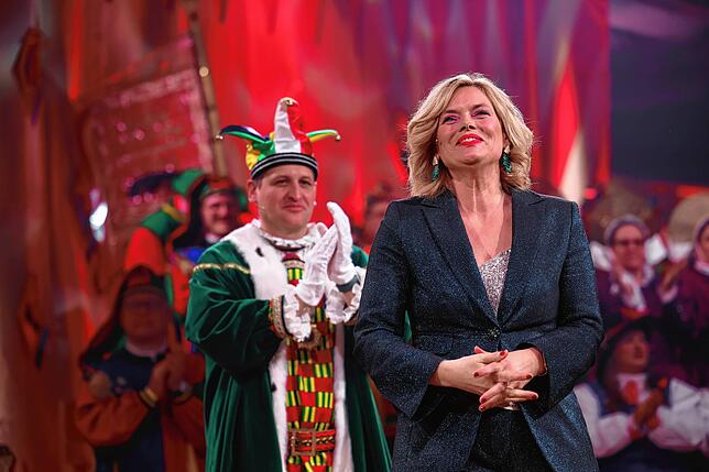 Sie kam, sah und überzeugte: Julia Klöckner vor dem Stockacher Narrengericht. Im Hintergrund Fürsprech Christoph Stetter.