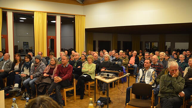 100 aufmerksame Zuhörer gibt es bei der Podiumsdiskussion zum Thema &bdquo;Rettet die Bienen&ldquo; im evangelischen Gemeindehaus am ...