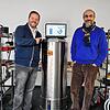 Hooman Khajhnouri (rechts) und Thomas Maier arbeiten zusammen an einem Lasersystem, das Viren wie das Corona-Virus neutralisieren kann.