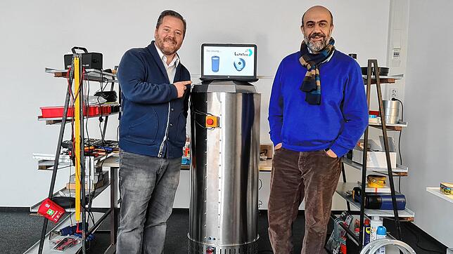 Hooman Khajhnouri (rechts) und Thomas Maier arbeiten zusammen an einem Lasersystem, das Viren wie das Corona-Virus neutralisieren kann.