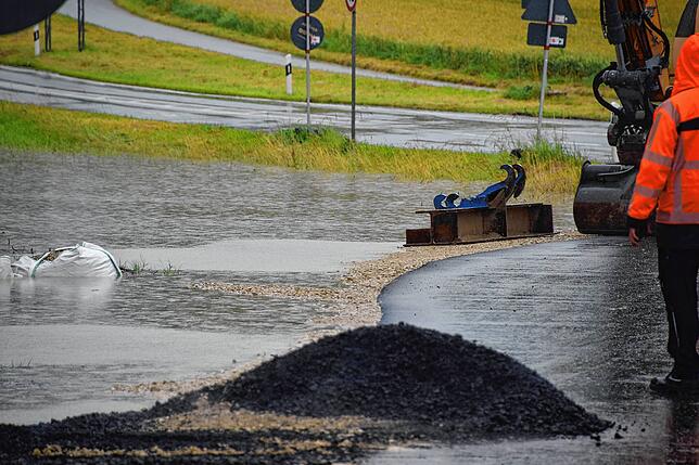 Bild 11: Wieder Hochwasser: So sieht es gerade an der L194-Baustelle beim Stockacher Freibad aus