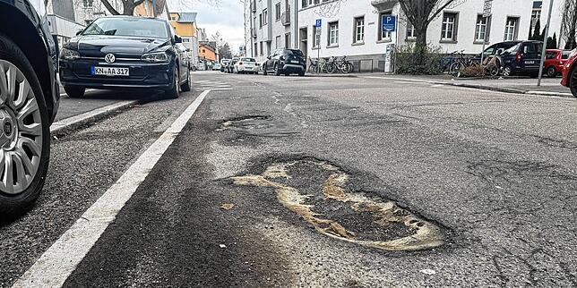 Vorher: Zwei tiefe Schlaglöcher, eins vorne, eins hinten im Bild, klaffen im Asphalt der Gartenstraße zwischen Löhrystraße und ...