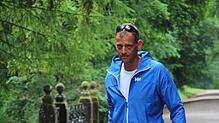 Die ersten Meter seiner Donautour legt Timm Kruse zu Fuß durch den fürstlichen Park zurück. Bild: Wolfgang Fürderer