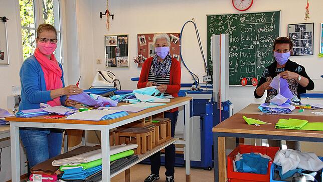 Selbst Nähen statt zu Unterrichten. Seit Wochen nähen die Maßschneidermeisterinnen der Heimschule Kloster Wald über 2500 ...