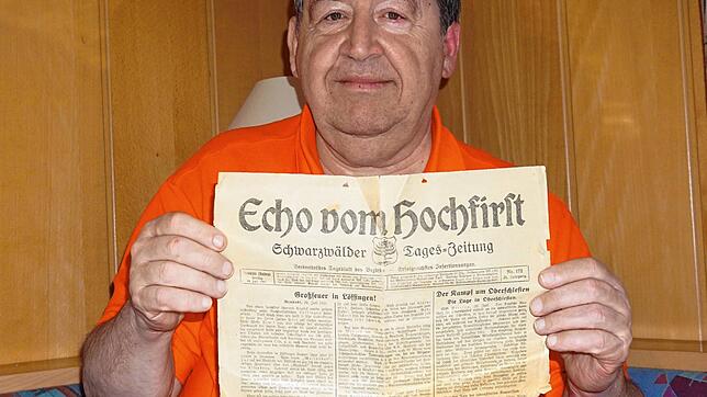 Nicht nur die Zeitung &bdquo;Echo vom Hochfirst&ldquo; berichtete über den Löffinger Großbrand, wie hier Rudolf Gwinner zeigt, auch ...