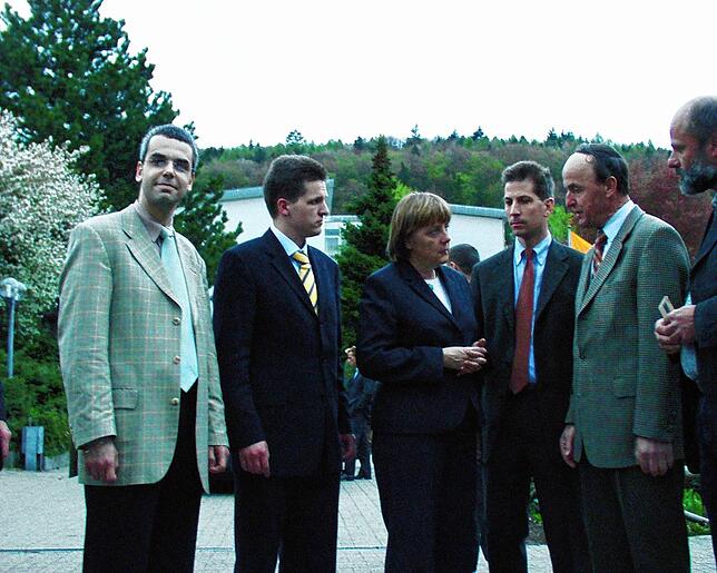 2004: Ein Jahr vor ihrer Wahl zur Bundeskanzlerin war Angela Merkel erneut in Waldshut. Auf dem Archivfoto ist sie vor der Stadthalle ...