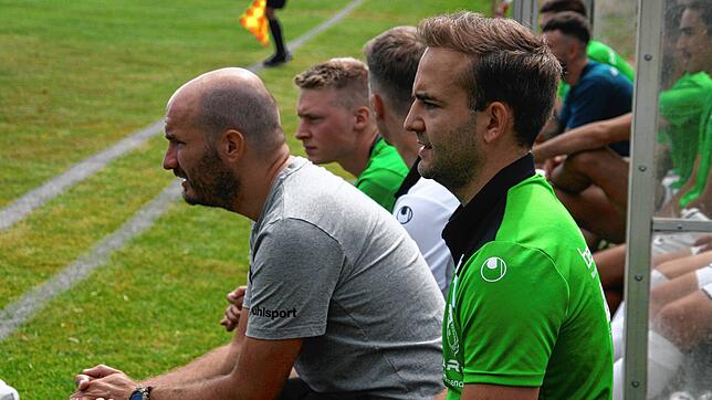Trainer Benjamin Gallmann (links) und die DJK Donaueschingen mussten mit dem 0:1 in Stadelhofen die dritten Niederlage hintereinander ...