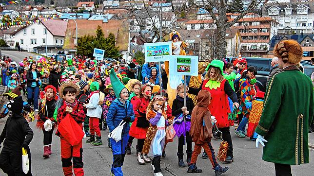 Die Schule zieht als bunte Gartengruppe durch den Ort. Bilder: Claudius Eberl