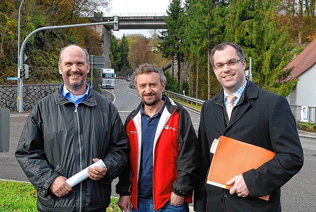 2014 fordern Alt-Kreisrat Lothar Schlageter (Mitte), der Albbrucker Bürgermeister Stefan Kaiser (links) und der Laufenburger ...