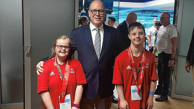 Sabrina Schneider und Fabian Stoll zusammen mit Fürst Albert II. von Monaco.