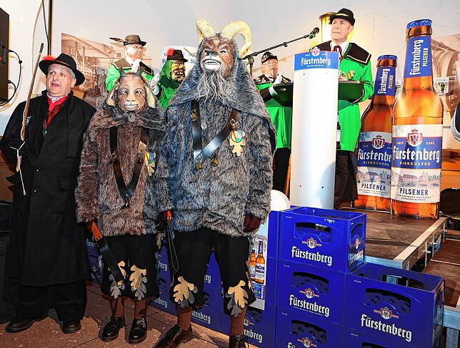 Bild 14: Großer Bahnhof bei der Fastnachtsbierverkostung im Schalander der Fürstenberg Brauerei