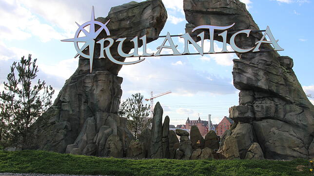 Schon bei der Anfahrt zum Europa-Park erkennbar: Der Brunnen, auf dem der Rulantica-Schriftzug prangt.
