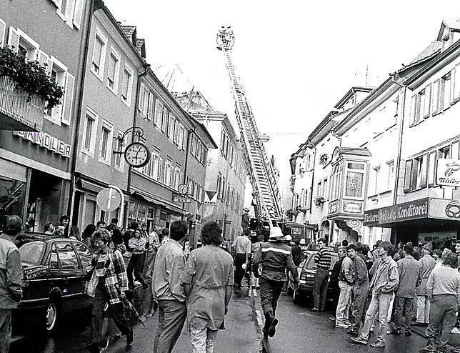Bild 10: Gedächtnis der Region: Bilder vom Großbrand des Stockacher Polizeireviers 1992 und dem Umbau