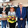 Abschied vom Ehrenamt: Harald Fengler (links), Katharina Keßler und David Silfang (rechts) verabschiedeten Uwe Sütterlin mit Geschenken ...