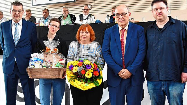 Abschied vom Ehrenamt: Harald Fengler (links), Katharina Keßler und David Silfang (rechts) verabschiedeten Uwe Sütterlin mit Geschenken ...