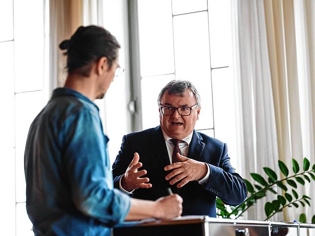 Oberbürgermeister Andreas Brand, hier im Gespräch mit SÜDKURIER-Redaktionsleiter Benjamin Schmidt, sieht keinen Gesprächsbedarf.