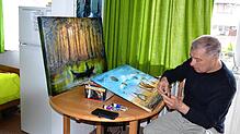 Maler Konstantin Samoilov mit seinem Bild „Sound of Silence“ (links) und seiner neusten Arbeit. Foto: Christiane Sahli