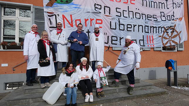 Mit großem Plakat: Unübersehbar war die durch die Schlüsselübergabe von Bürgermeister Fabian Prause an den Wiischmöckcher-Präsidenten ...