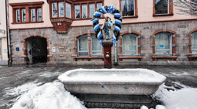 Der geschmückte Narrenbrunnen in Villingen dieses Jahr an Dreikönig. Ob die Fasnet nächstes Jahr eröffnet wird, ist noch offen.