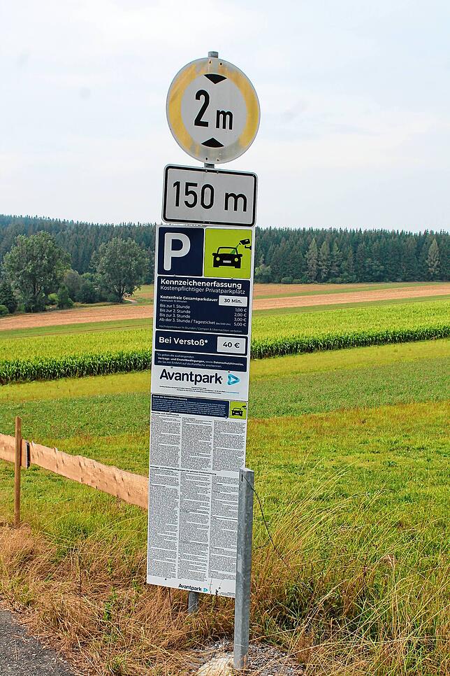 Bei der Einfahrt wird der Besucher auf die neuen Parkgebühren, den Datenschutz und die Vertragsbedingungen von Avantpark hingewiesen.