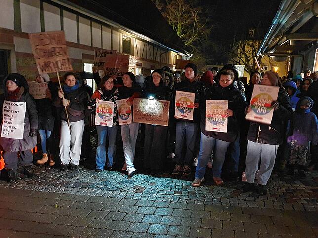 Viele junge Menschen versammelten sich vor dem Sennhof, um mit Sprechchören eine AfD-Versammlung zu übertönen.