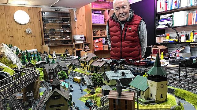 Michael Eberl freut sich über seine Modelleisenbahnanlage in seinem Haus in Aufen. Jetzt können die Enkel kommen.