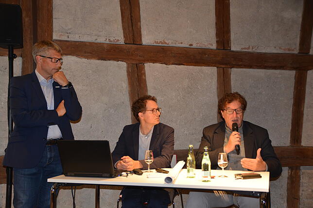Wie könnte ein Hotel auf dem Hämmerle-Areal aussehen? Bürgermeister Robert Scherer und die Architekten David Külby und Peter Külby (von ...