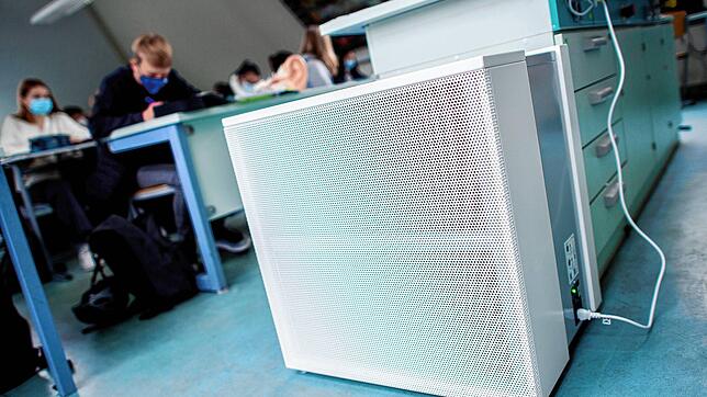 Eine Luftfiltergerät steht in einer Oldenburger Schule. In Konstanz werden Luftfiltergeräte frühestens nach den Herbstferien zur ...
