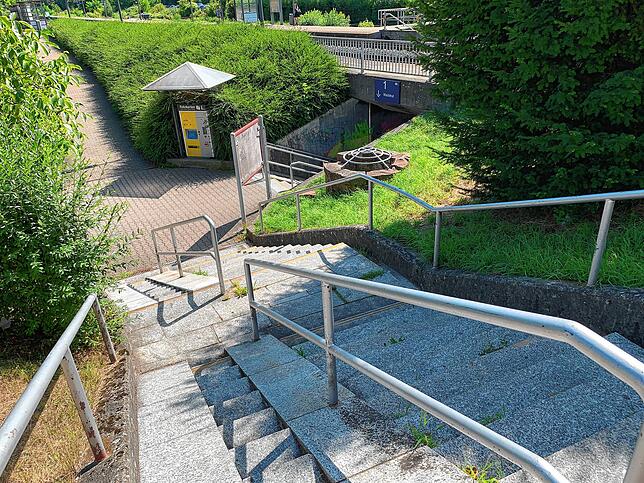 Treppen, Rampen, Unterführungen – so präsentiert sich der Bahnhalt heute. In Zukunft soll er von allen Seiten barrierefrei ...