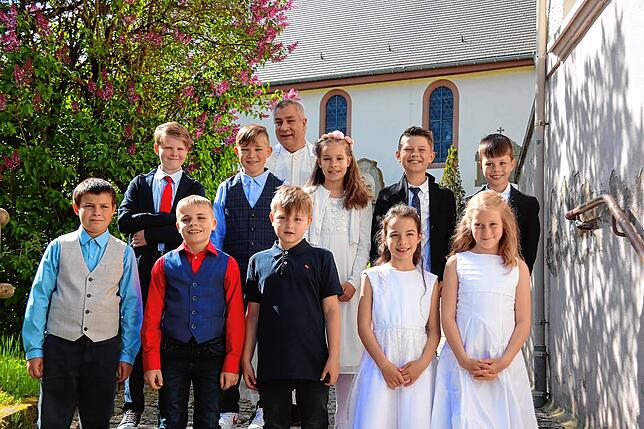 Zehn Kinder hatten erstmals nach vier Jahren Erstkommunion in Grüningens St. Mauritius-Kirche. Vorn von links: Samuel Dilger, Ben Ott, ...
