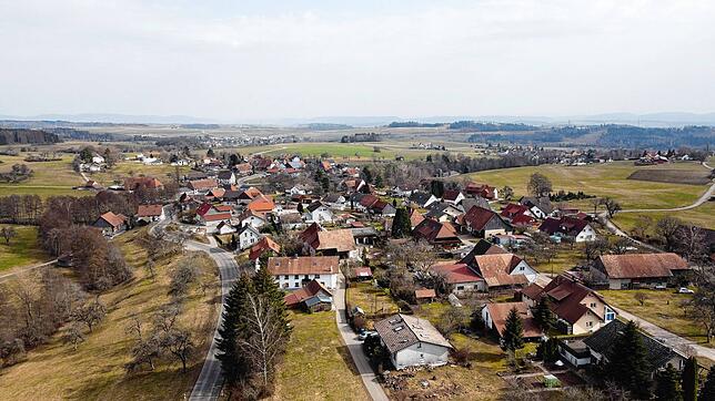 Hürrlingen von oben vom Wassertretbecken her aufgenommen. Rechts im Hintergrund liegt Riedern am Wald, vorne oben Ühlingen.