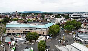 Das markante Gebäude im Herzen Friedrichshafens mit Altstadtparkhaus und dem Supermarkt Edeka Baur am Romanshorner Platz wird seit ...